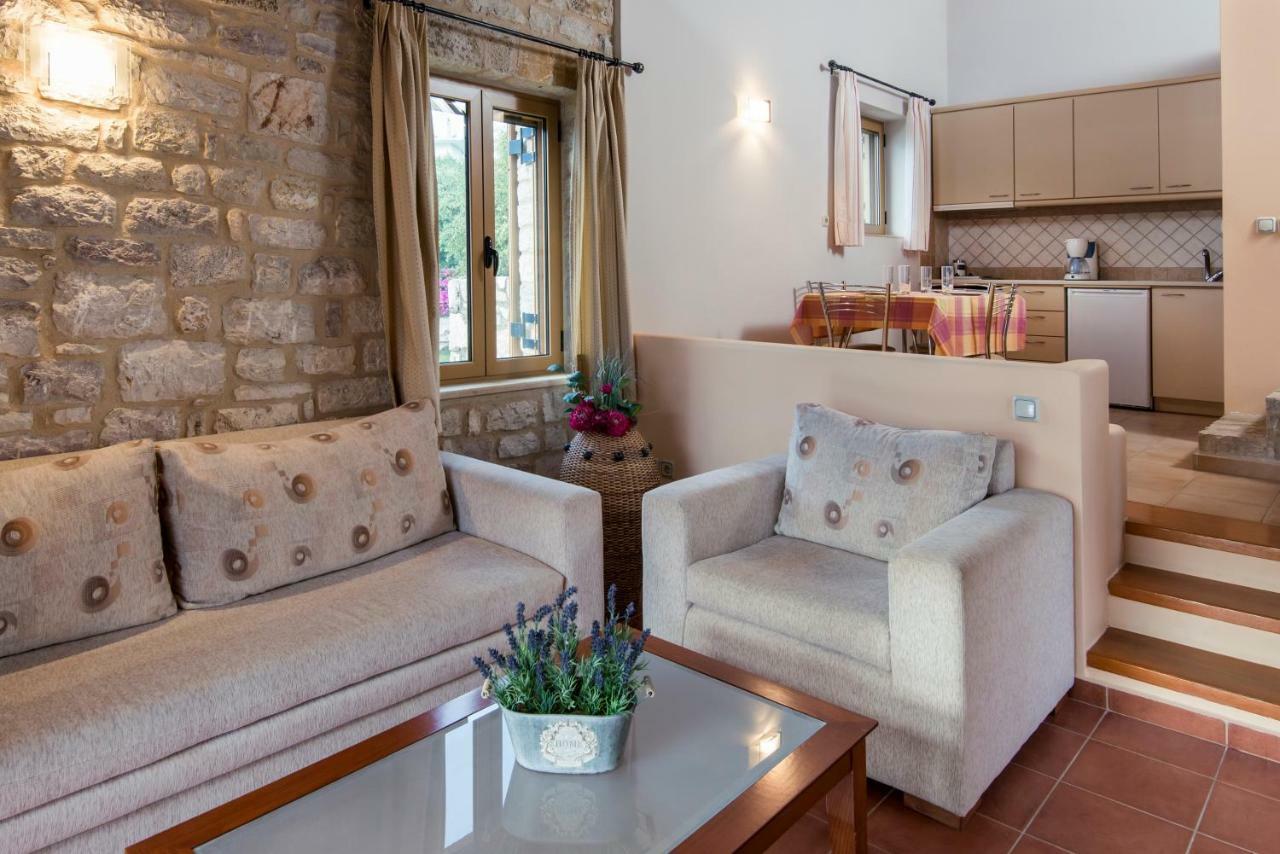 Enastron Villas Kyparissia Eksteriør billede