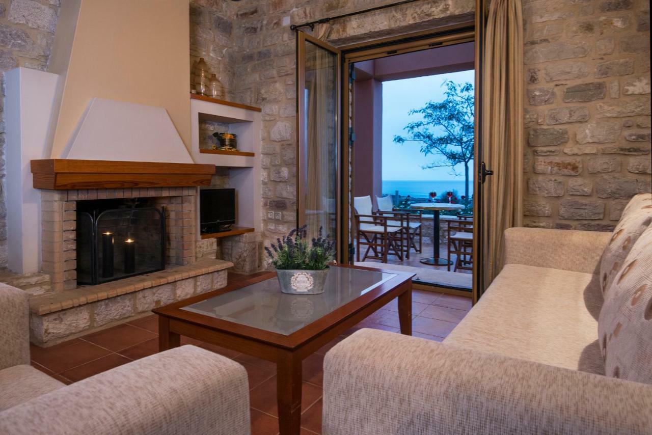 Enastron Villas Kyparissia Eksteriør billede