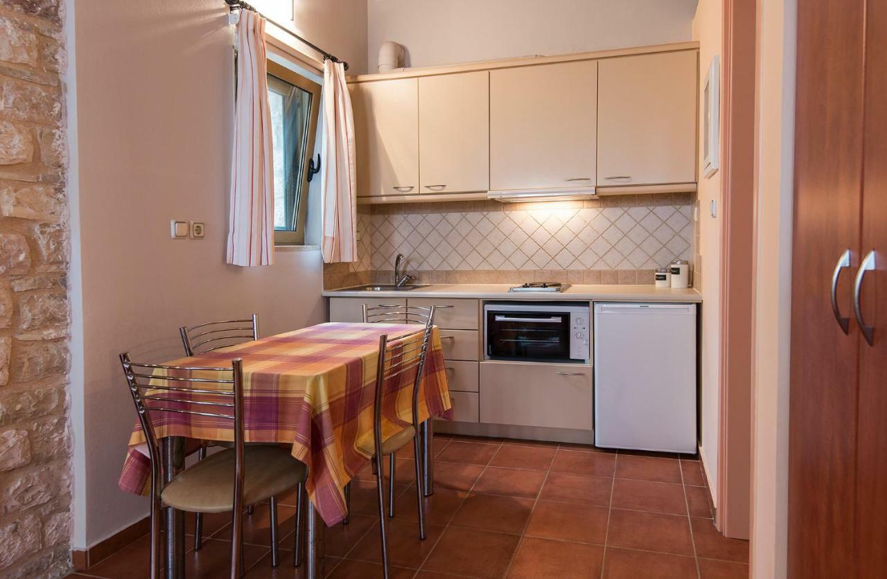 Enastron Villas Kyparissia Eksteriør billede